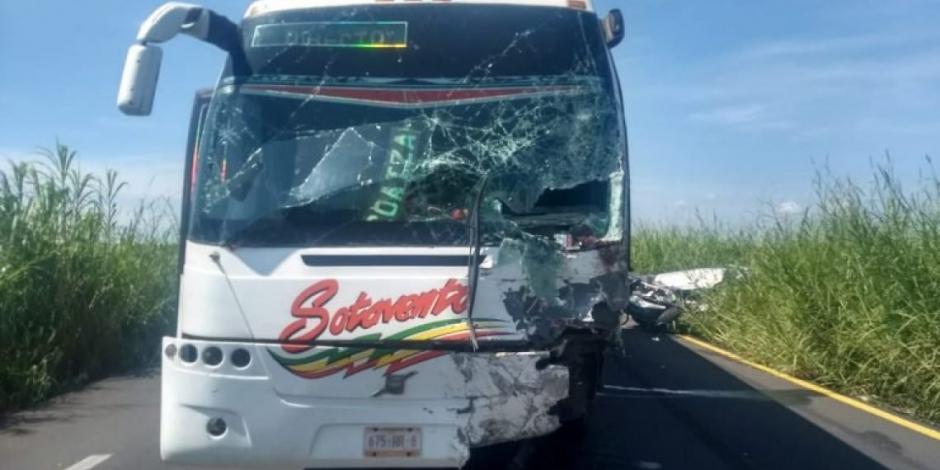 Autobús provoca carambola con saldo de 7 muertos en Veracruz