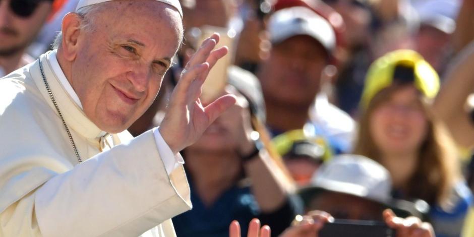 Papa convoca a cumbre mundial para abordar crisis por abusos