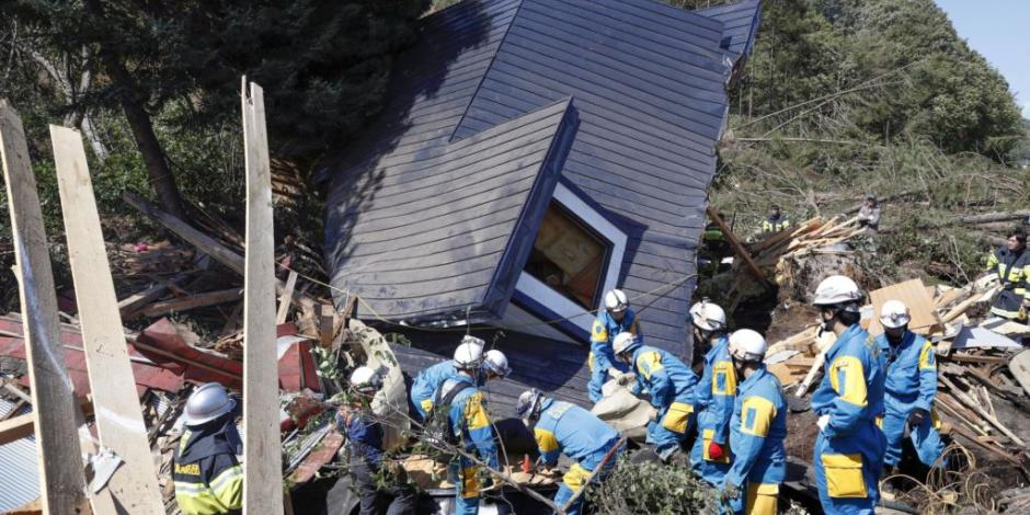 Suman 9 muertos por sismo en Japón; siguen trabajos de rescate