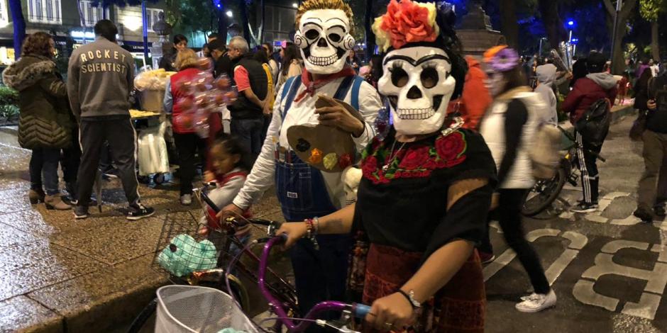 VIDEOS: Calaveras y diablitos, en el Paseo Nocturno en Bici por Día de Muertos