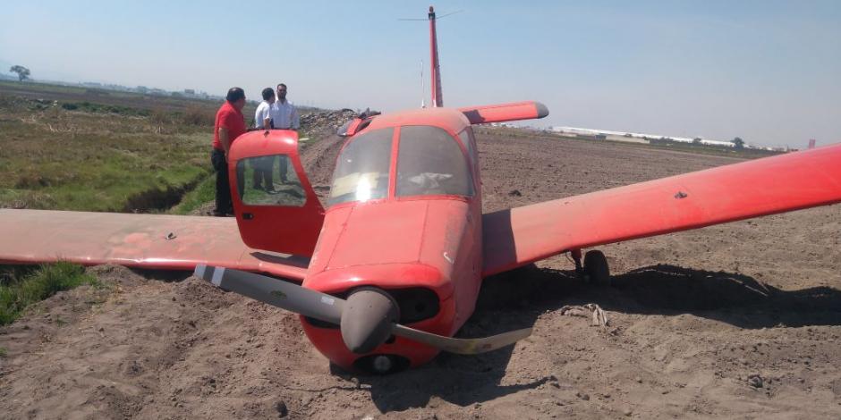 Avioneta aterriza de emergencia en Toluca; reportan 2 lesionados