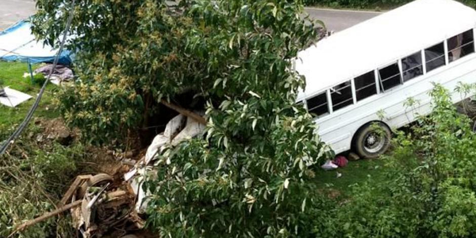 Autobús de peregrinos cae a barranco en Michoacán; hay 12 muertos