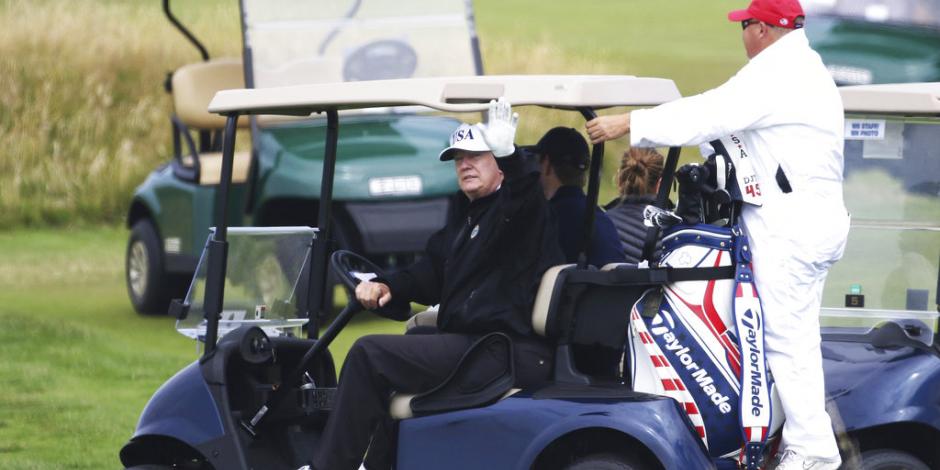 Antes de encuentro con Putin, Trump juega golf y tuitea sobre otros temas
