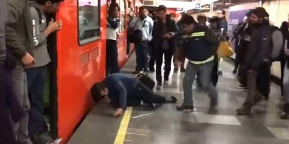VIDEO: Así dejaron a 2 ladrones de celulares tras brutal golpiza en el Metro