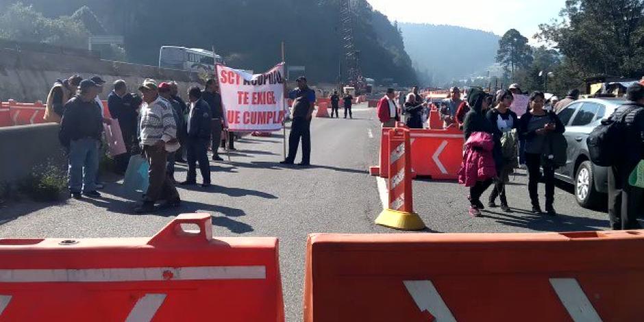 Protesta de vecinos de Cuajimalpa en la México-Toluca desquicia tránsito