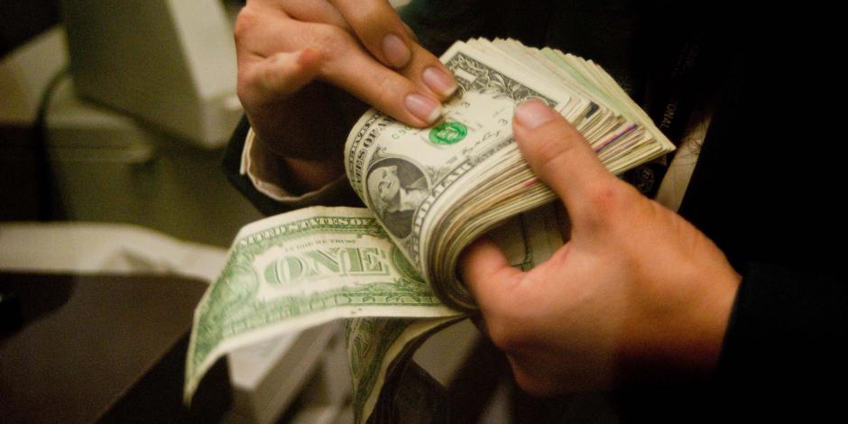 Dólar inicia la semana en 19.12 pesos en AICM