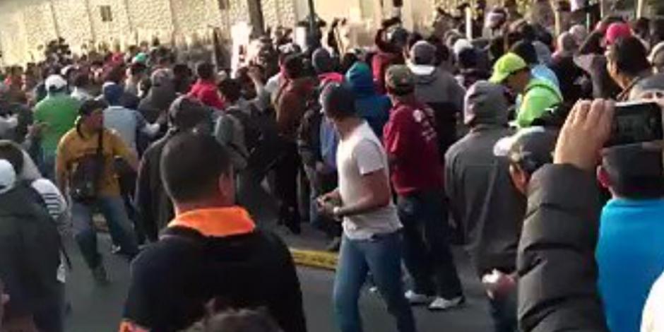 VIDEO: CNTE se enfrenta a granaderos afuera de Televisa Chapultepec