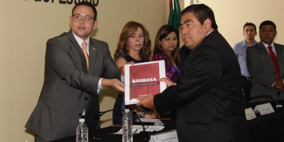 Inscribe Barbosa candidatura al gobierno de Puebla