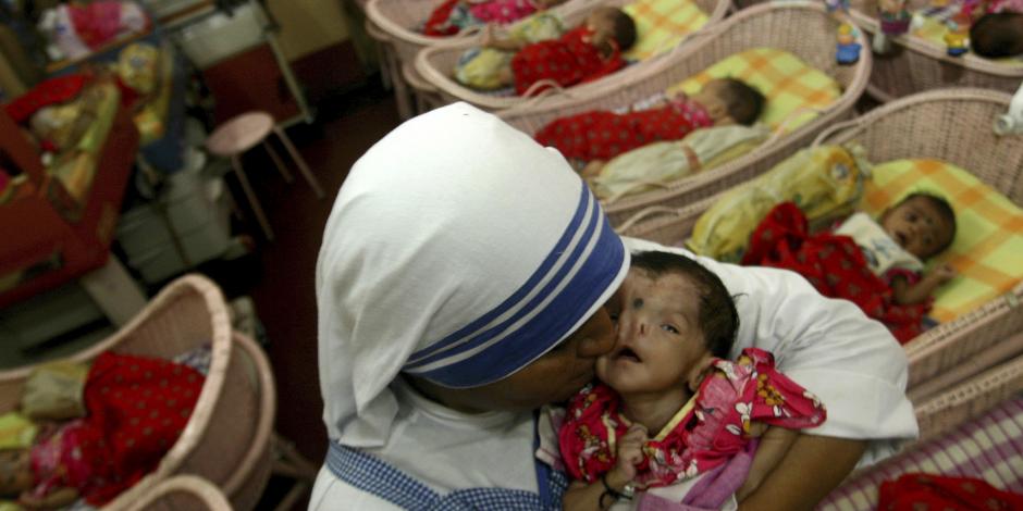 Por venta de bebés acusan a dos de la fundación Madre Teresa de Calcuta