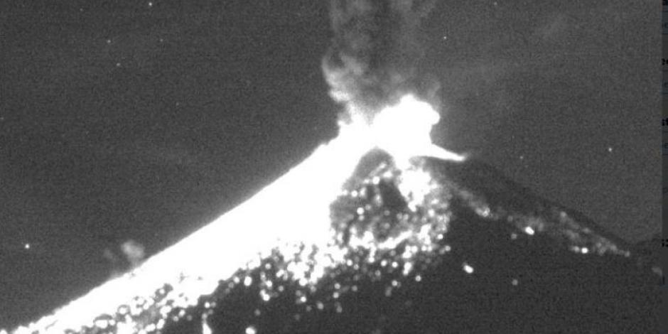 VIDEO: Popocatépetl sorprende con explosión y lanza material incandescente