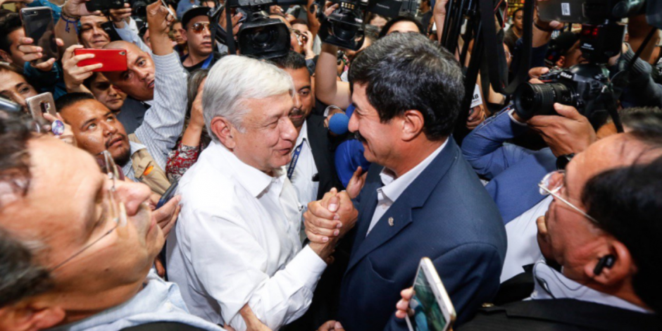 Arriba López Obrador a Ciudad Juárez y Corral lo recibe en aeropuerto