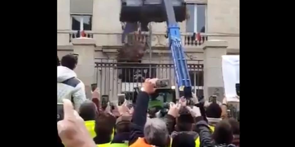 VIDEO: Por gasolinazo, tiran estiércol en oficinas de Emmanuel Macron
