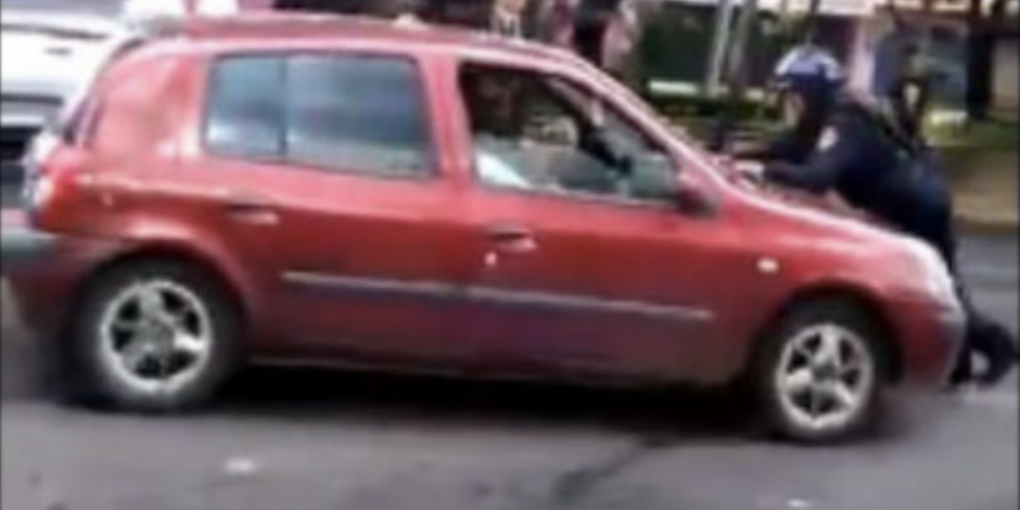 VIDEO: Automovilista discute con policías y se lleva a uno en el cofre