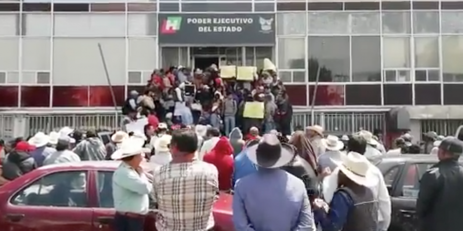 Habitantes de Ixmiquilpan retienen a empleados de gobierno