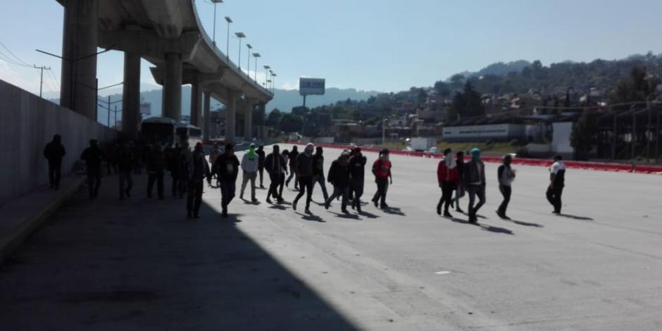 Padres de normalistas de Ayotzinapa toman la caseta México-Cuernavaca