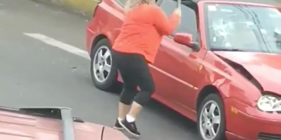 VIDEO: Furiosa mujer destruye un vehículo en Azcapotzalco