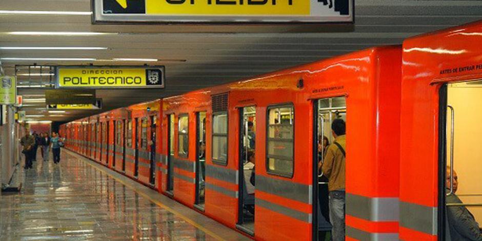 Muere hombre al arrojarse a vías del Metro en la estación Hangares