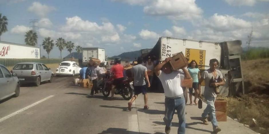 VIDEO: Saquean tráiler de cervezas accidentado en Veracruz