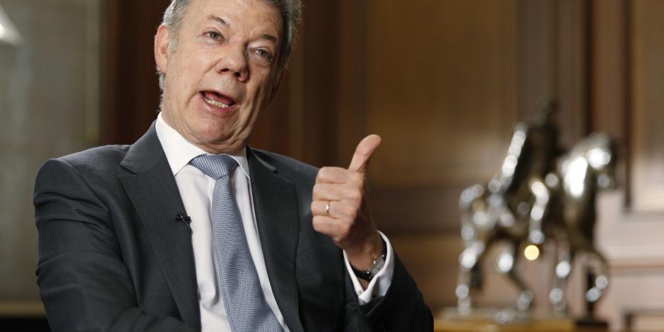 Al entregar la presidencia de Colombia, pide Santos defender la paz
