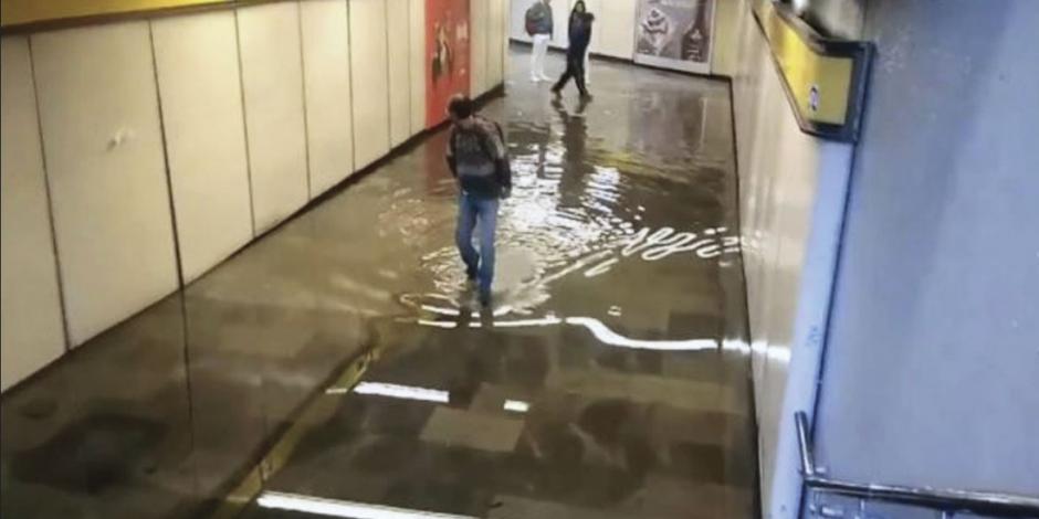 En plena crisis del agua se inunda estación del Metro