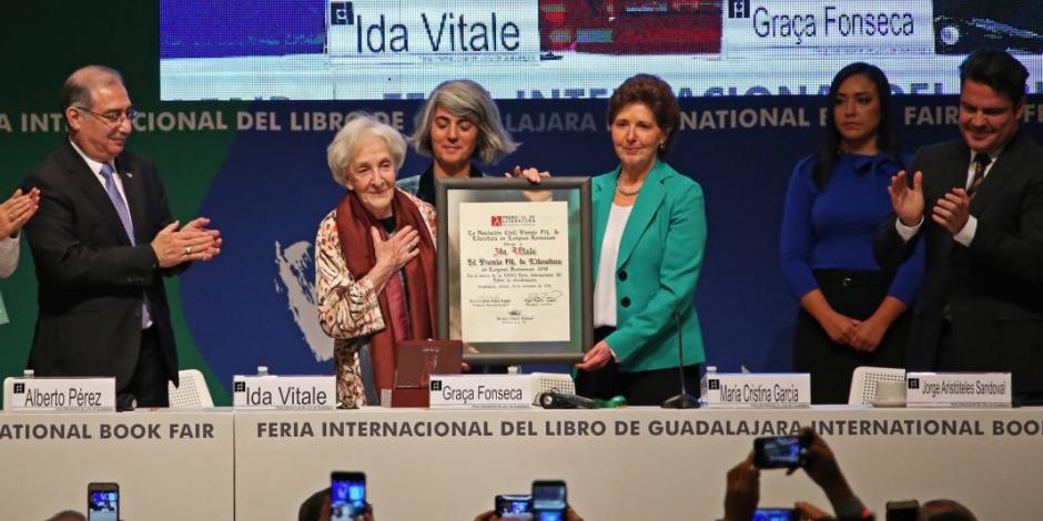 Recibe Ida Vitale Premio de Literatura en primer día de FIL en Guadalajara