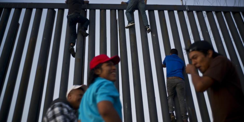 “Pedir asilo o saltar el muro”, dilema de migrantes centroamericanos