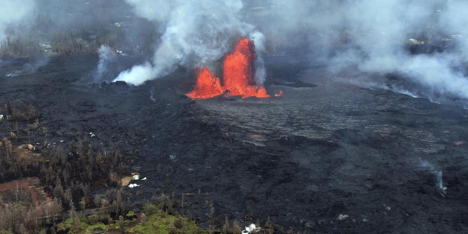 Destruye lava dos edificios de planta geotérmica en Hawai