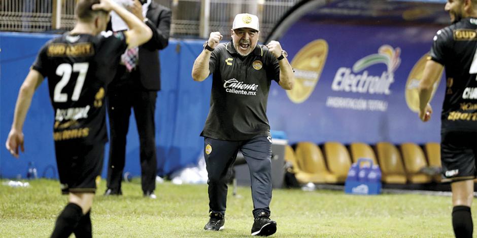 Hablar mal del arbitraje pone bajo la lupa a Diego Maradona