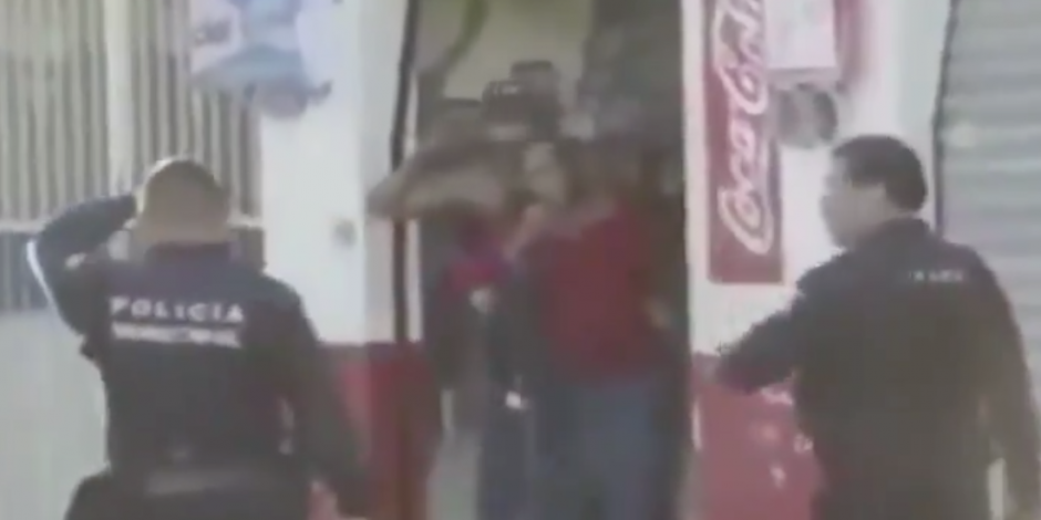 VIDEO: Abaten policías de Puerto Vallarta a ladrón de tienda de abarrotes