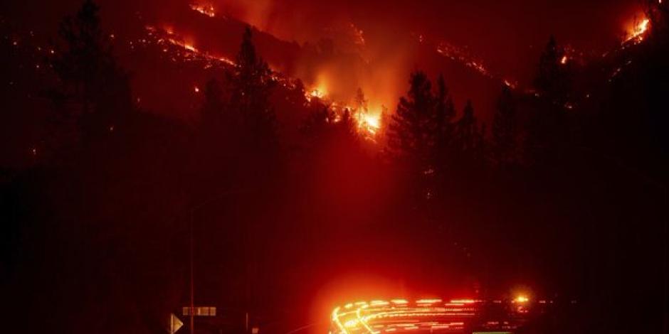 Incendio en autopista de California cobra fuerza en las últimas horas
