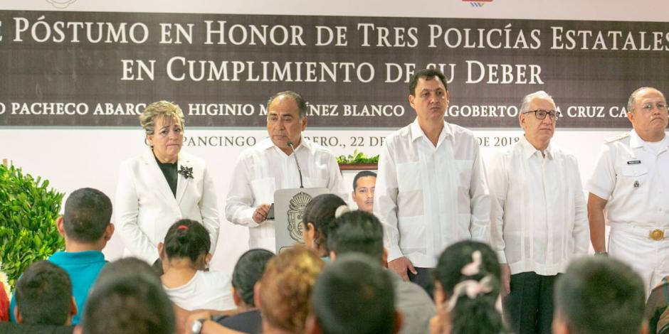 Rinde Astudillo homenaje póstumo a policías caídos en San Juan Tenería