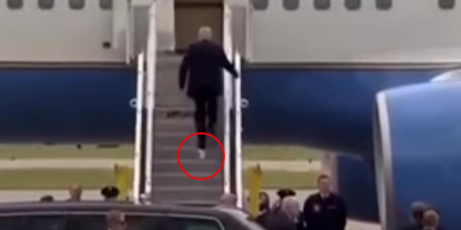 Captan a Trump subiendo a avión con papel higiénico pegado al zapato