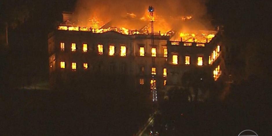 VIDEO: Fuego consume acervo histórico del Museo Nacional, en Brasil