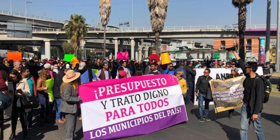 Alcaldes del PRD protestan en inmediaciones del AICM por recursos