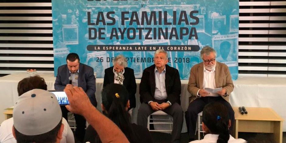 AMLO y familiares de víctimas de Ayotzinapa dialogan
