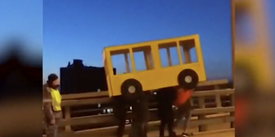 VIDEO: Se disfrazan de autobús para cruzar un puente prohibido para peatones