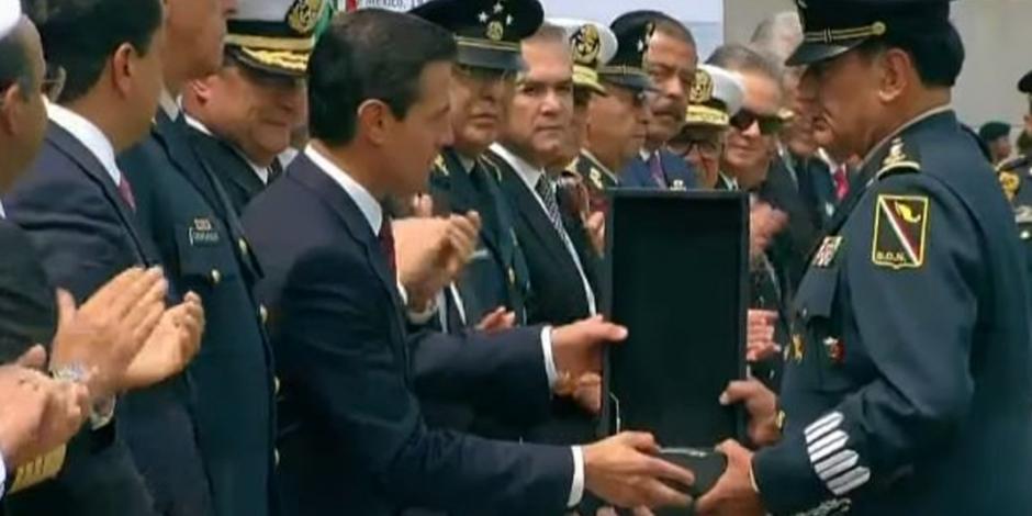 EPN anuncia aumento de mil pesos a personal del Ejército Mexicano