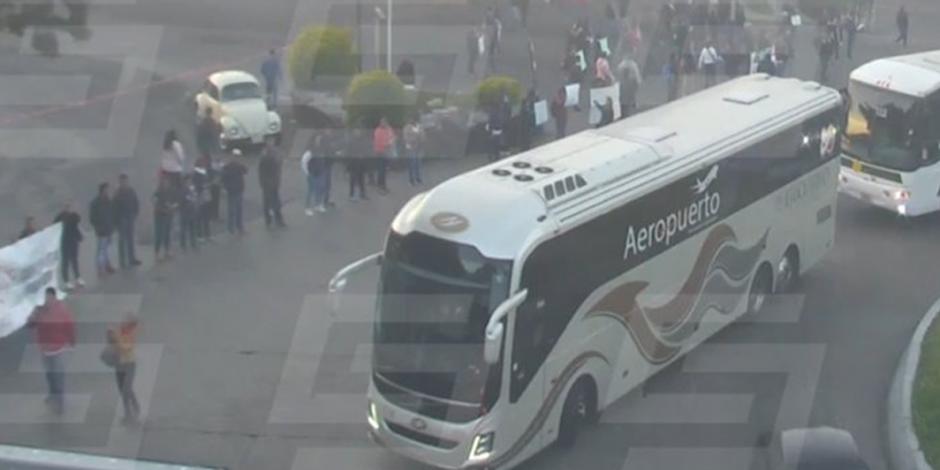 Trabajadores de la UAEM bloquean autopista México- Cuernavaca