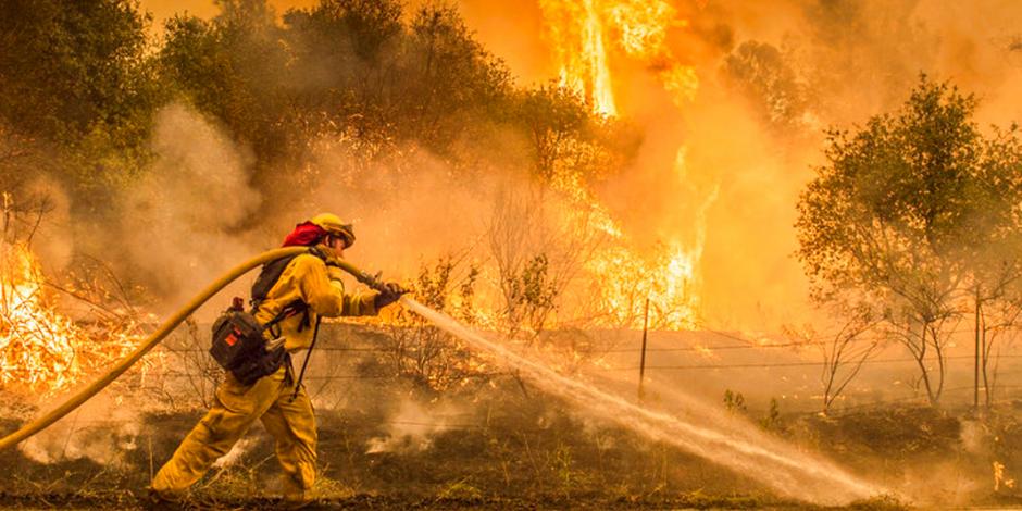 FOTOS: Van seis muertos y 40 mil desplazados por incendios en California
