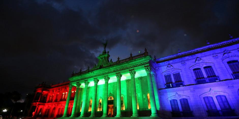 Iluminan de colores palacio de gobierno de NL por sede mundialista