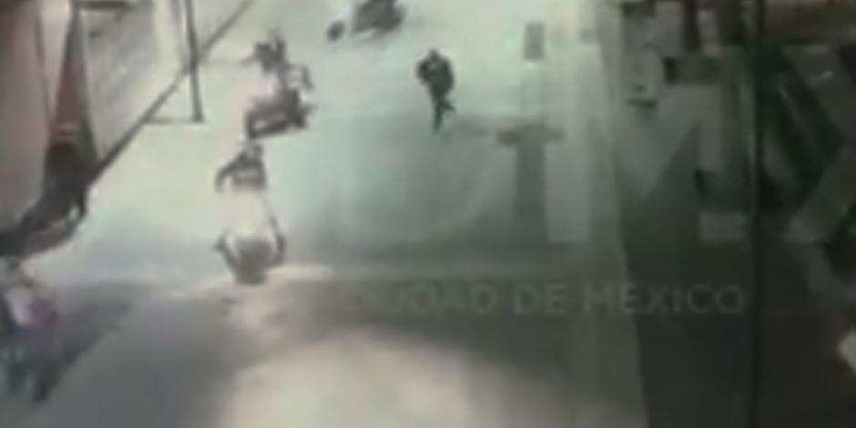 VIDEO: Tras balacera, captan a sicarios huyendo de Garibaldi