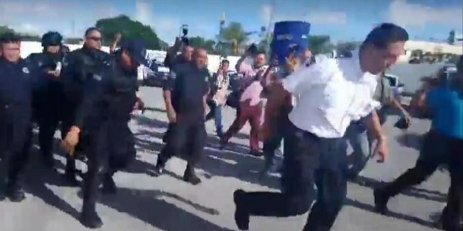VIDEO: Policías de Cancún sacan a empujones a su jefe; acusan maltrato