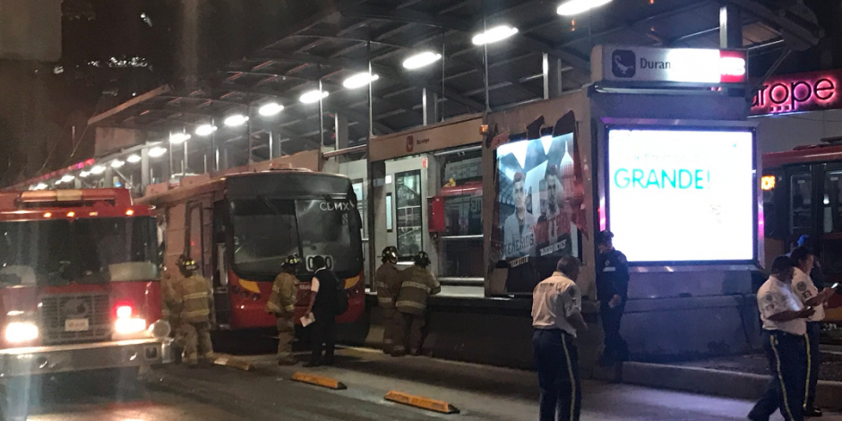 Unidad de la Línea 1 del Metrobús se incendia en Insurgentes