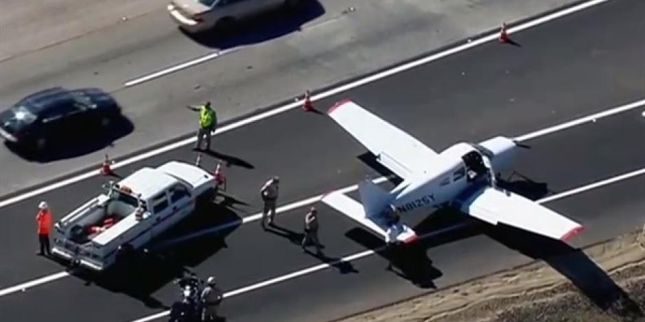 VIDEO: Avioneta aterriza de emergencia en una autopista llena de coches