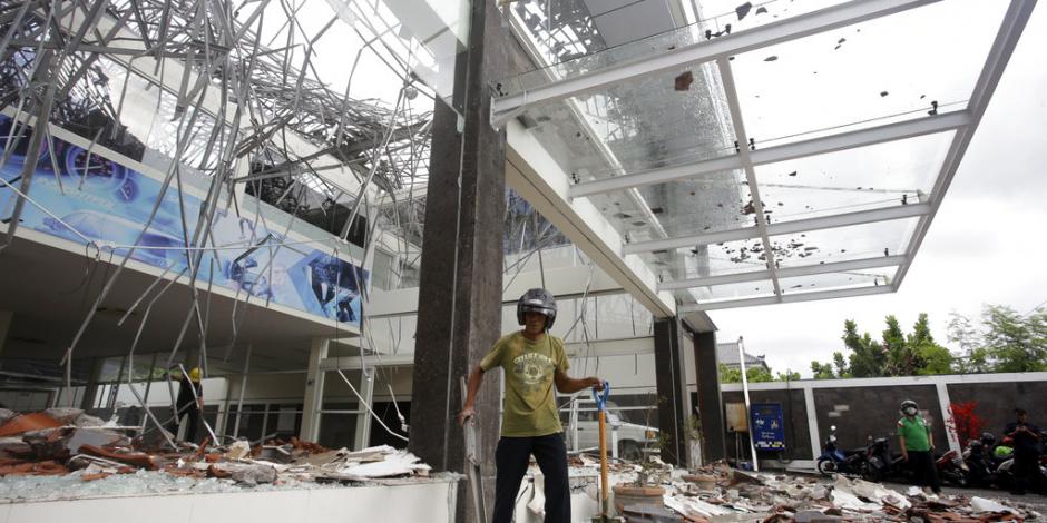FOTOS: Suman 98 muertos tras terremoto en Indonesia