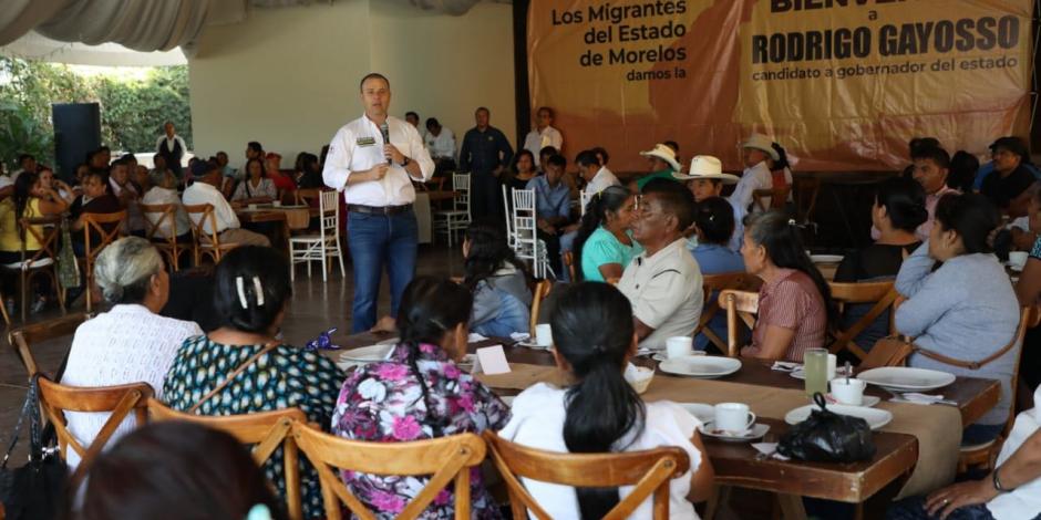 Rodrigo Gayosso promete reunir a migrantes con sus familias