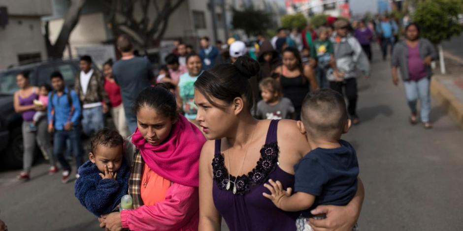 Migrantes continúan en Tijuana al no poder entrar a EU