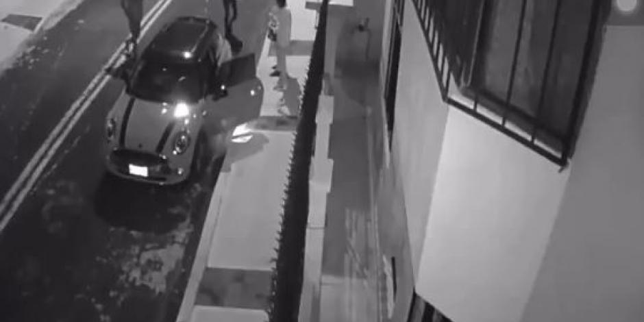 VIDEO: Asaltantes sorprenden a pareja y le roban Mini Cooper en GAM