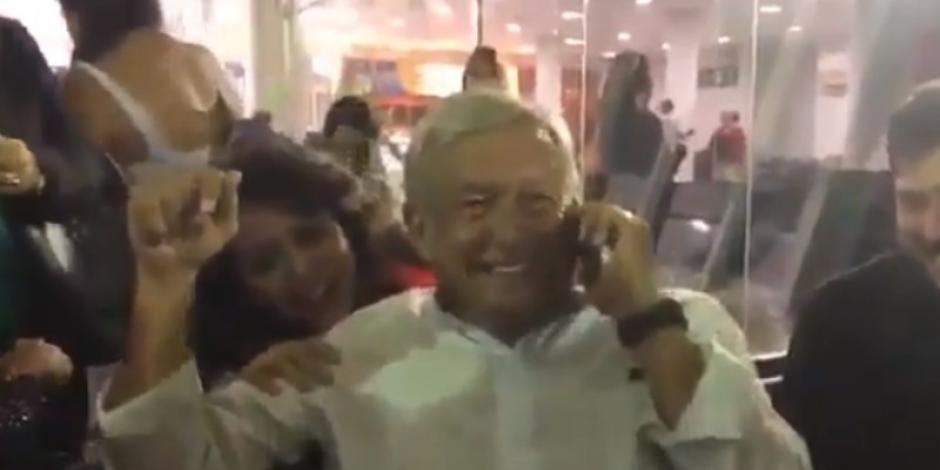 VIDEO: Sorprende AMLO con llamada a esposo de mujer en aeropuerto