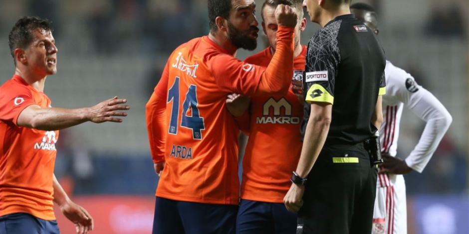 VIDEO: Dan sanción histórica a futbolista turco por agredir a árbitro